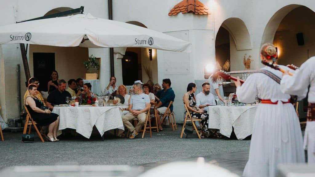 folklora na metliškem gradu