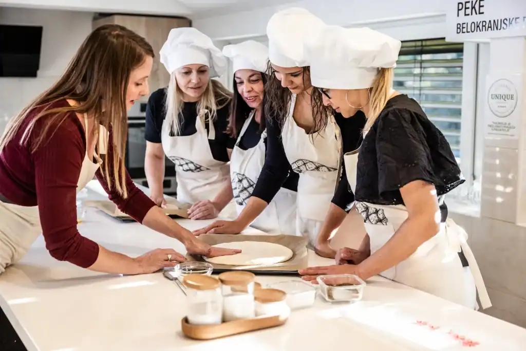 skupinska delavnica skozi igro peke belokranjske pogače